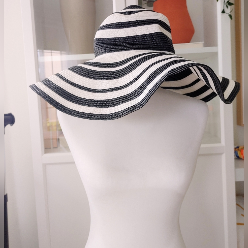 NWT Chico's Black & White Striped Sun Hat - Picture 2 of 4